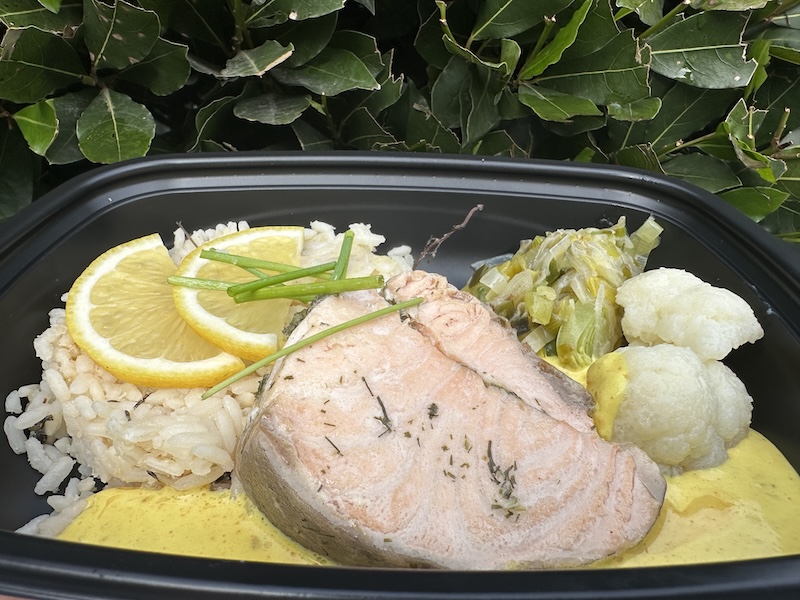 Roulé de saumon à l' aneth, sauce safran 